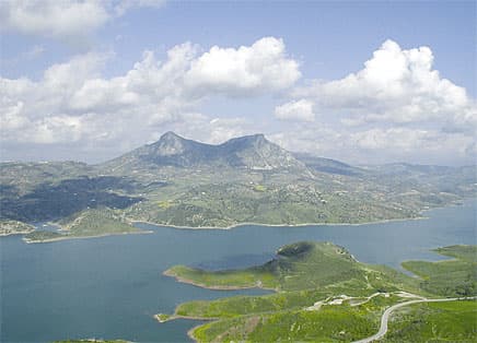 Lac de montagne et plateau, paysage d'altitude