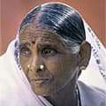 Femme âgée en sari blanc, portrait