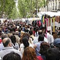 Marché de rue animé au fil d'une escapade européenne