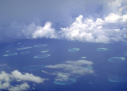Atolls et récifs vus du ciel, océan turquoise