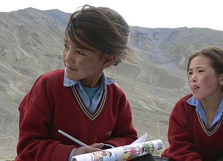 Deux jeunes filles en uniforme, hauts plateaux himalayens
