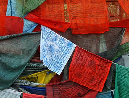 Drapeaux de prières colorés flottant dans l'Himalaya